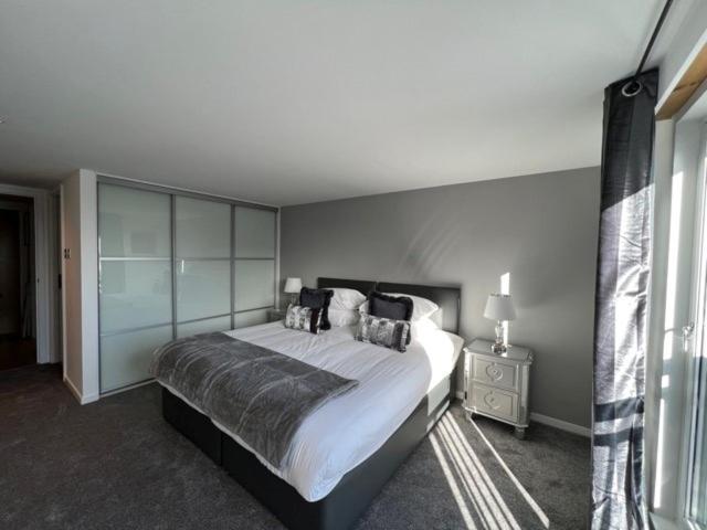 Modern & Spacious 2 Bed Merchant Apart-high St Apartment